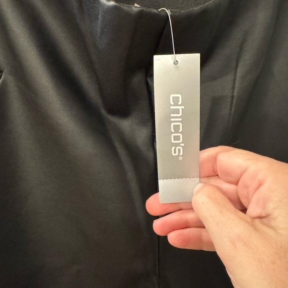 Chicos Faux leather pant. Black. Size 0.5 - Picture 7 of 12